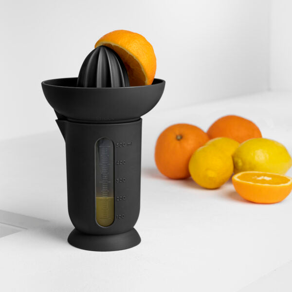 Målekande 0,5 Liter, med citruspresser, sort